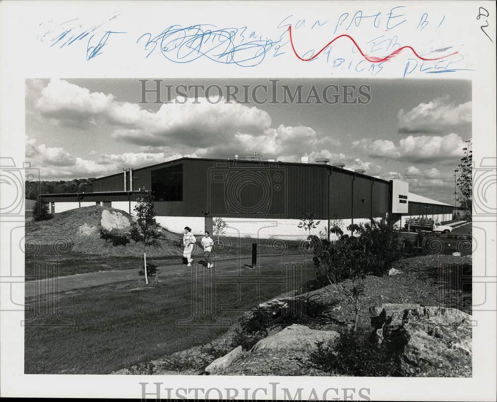 1988 Press Photo Runners at Lebanon Valley College&#39;s Arnold Sport Center- Historic Images