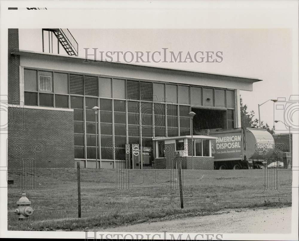 1992 Press Photo American Disposal Trash Truck at Harrisburg Incinerator