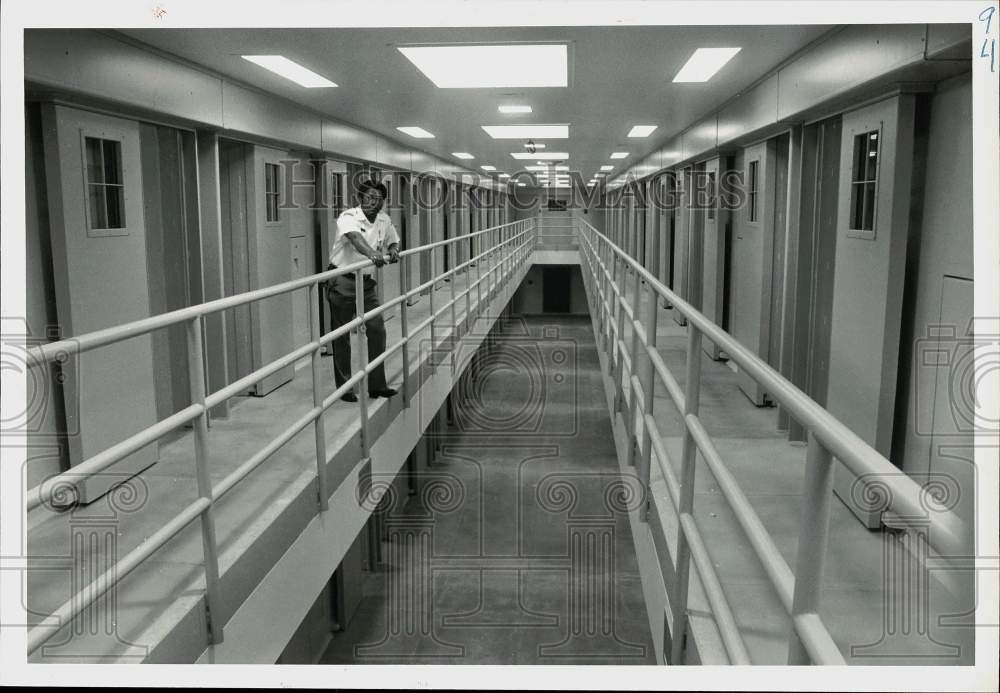 1978 Press Photo Captain John C. Lawson at Dauphin County Prison Cell Blocks