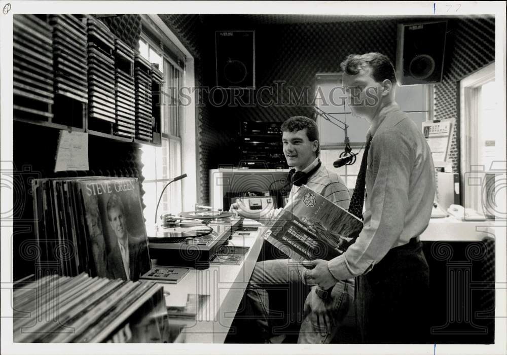 1990 Press Photo Bob Mott and Kerry Thor Trudgeon of Messiah College Radio- Historic Images