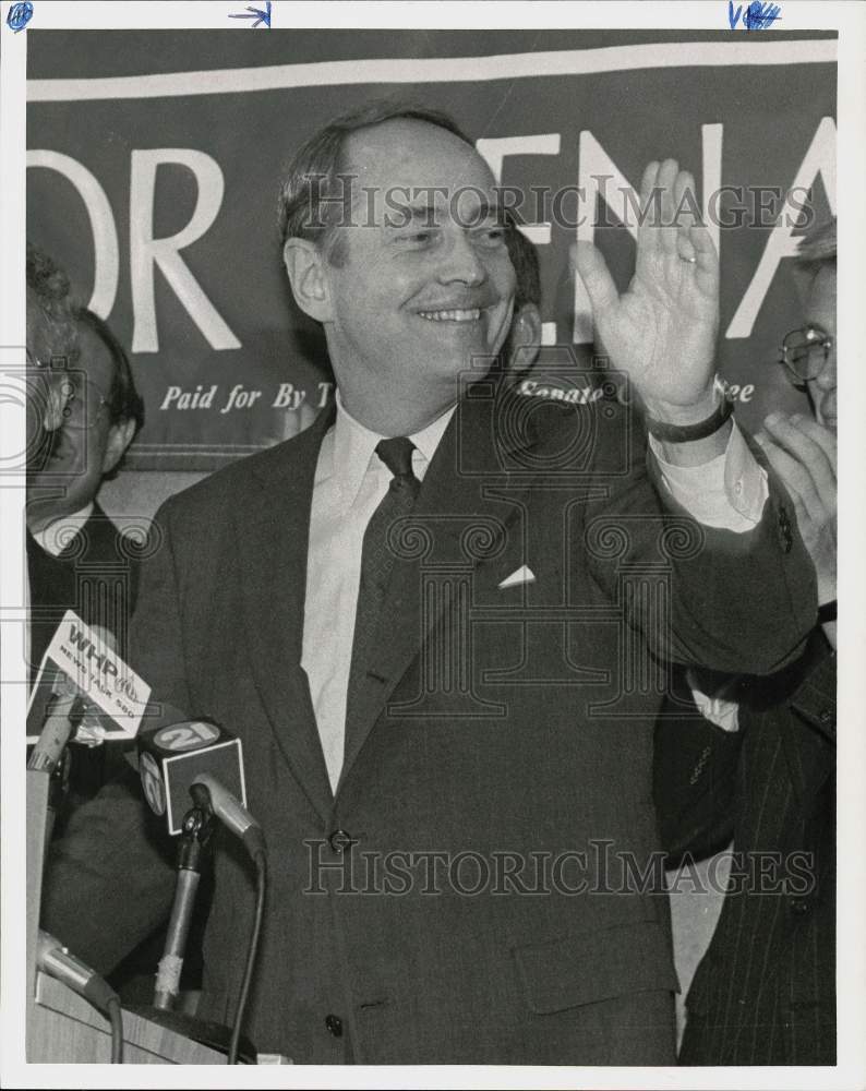 1991 Press Photo Dick Thornburgh Waving at Senate Campaign - pna23129