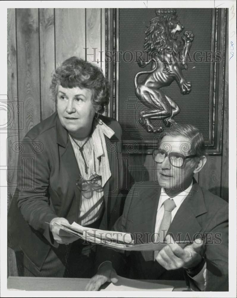 1981 Press Photo Robert Shue and Doris Shickley at Office - pna23194- Historic Images