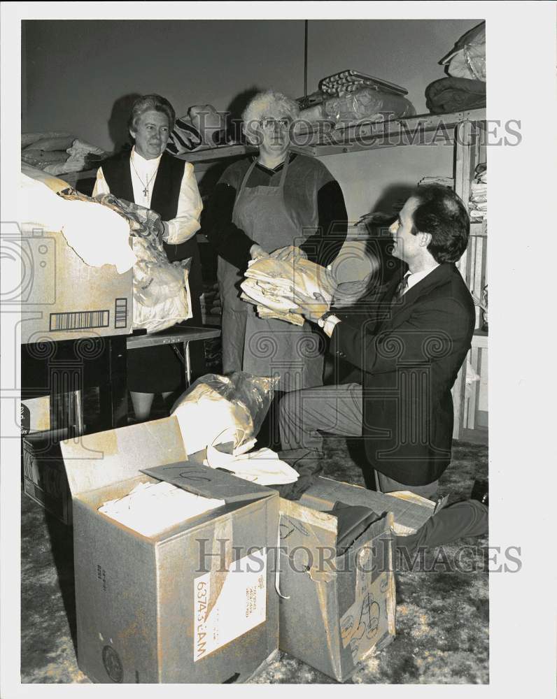 1993 Press Photo Charity Volunteers Packing Clothing and Linens - pna23257- Historic Images