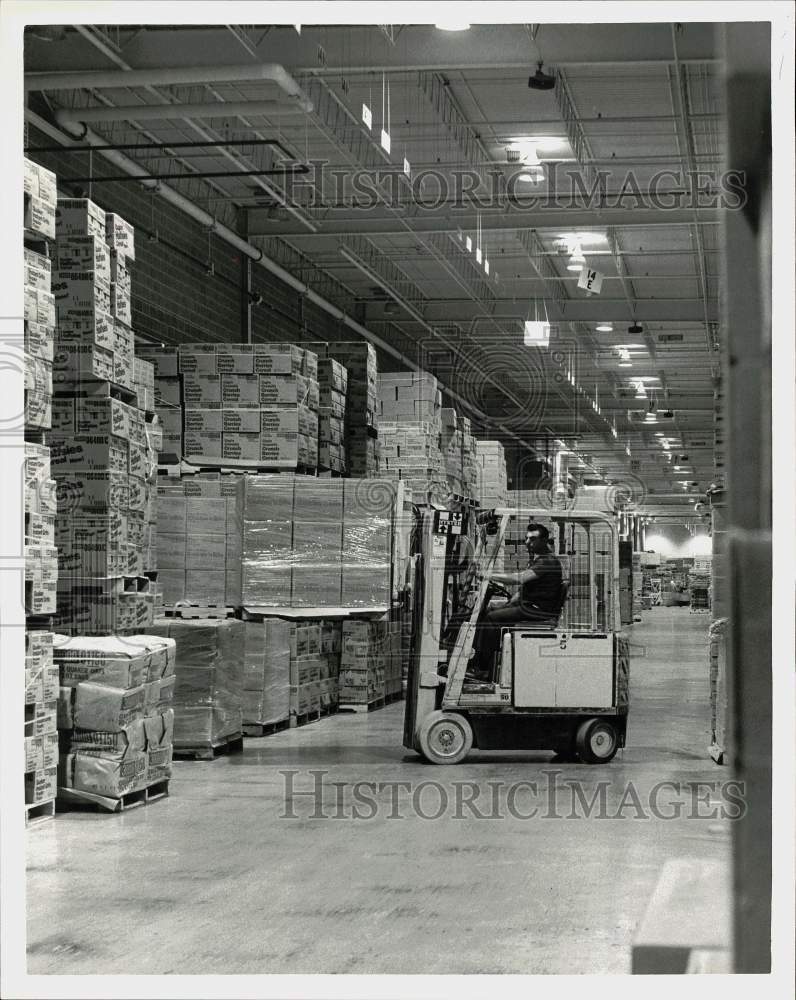 Press Photo Forklift Driver at Quaker Oats Plant Distribution Center - pna23430- Historic Images