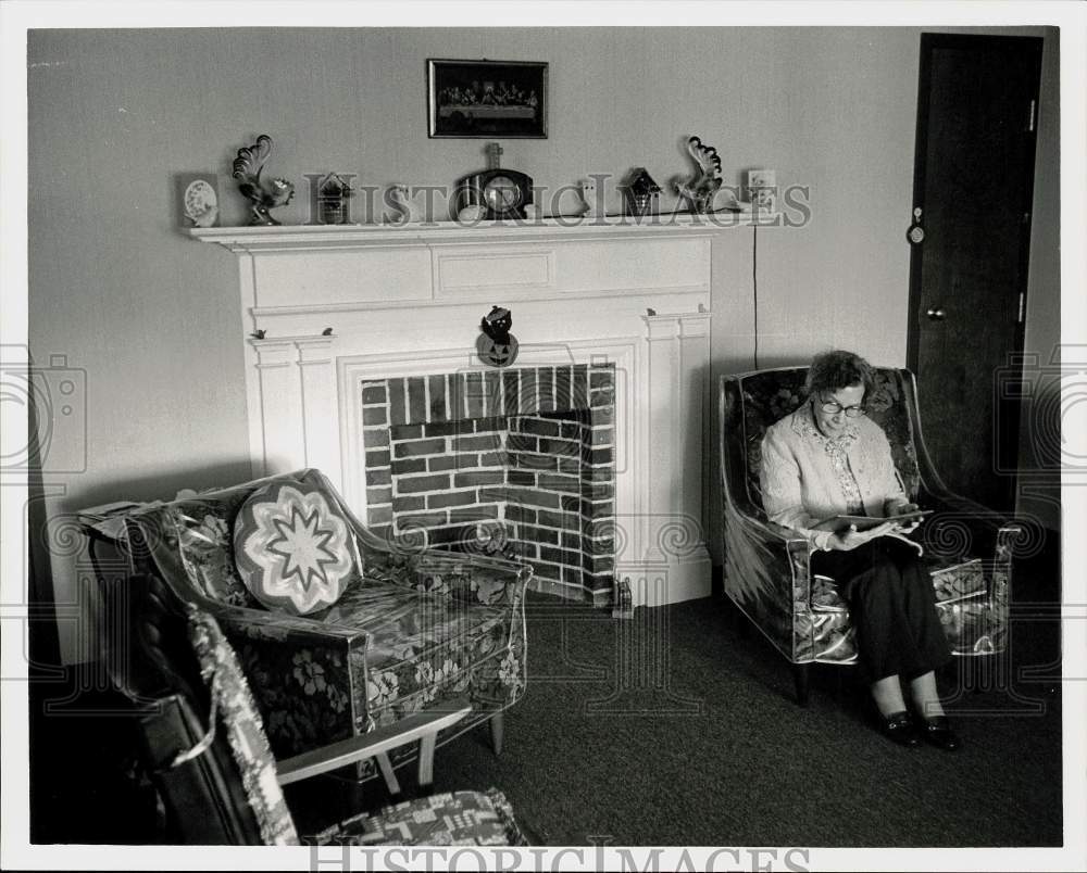 1988 Press Photo Mary Angehr in Living Room by Odd Fellows Renovation- Historic Images