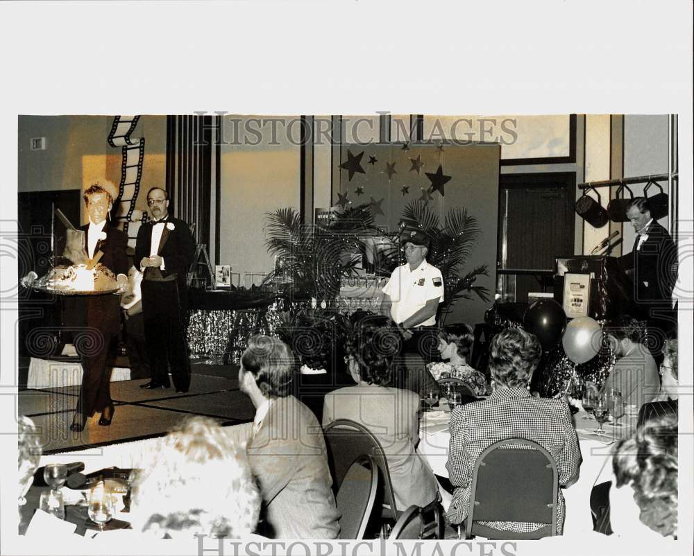 1992 Press Photo Auctioneers at the Marriott Chairty Celebrity Shoe Auction- Historic Images