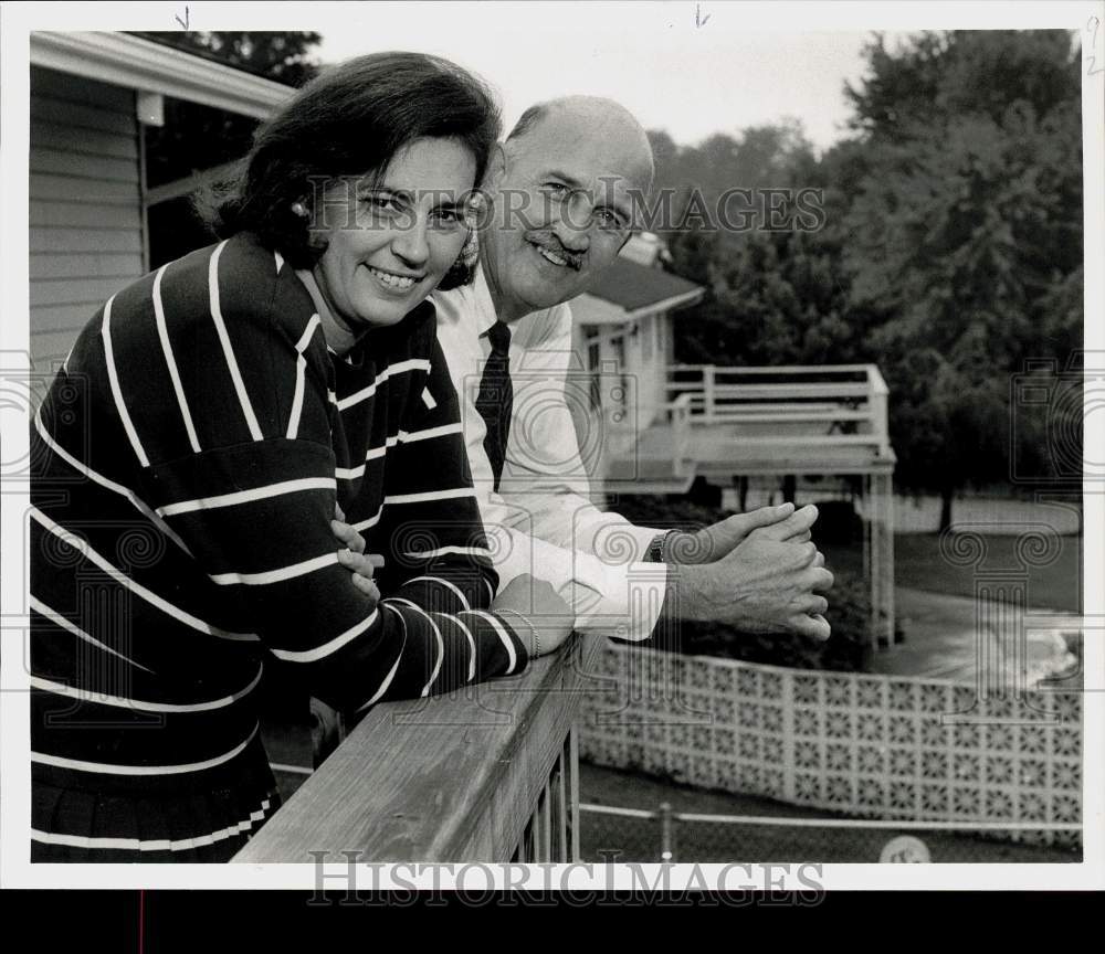 1990 Press Photo Commissioners Ginnie Anderson and Bill Kane at Upper Allen Home- Historic Images