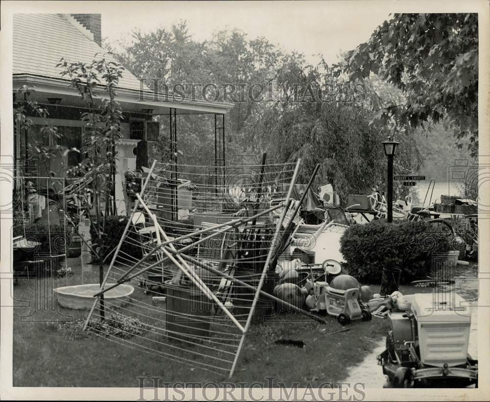 1975 Press Photo Hurricane Eloise Flood at Robert L. Swartz Home in Hummelstown- Historic Images