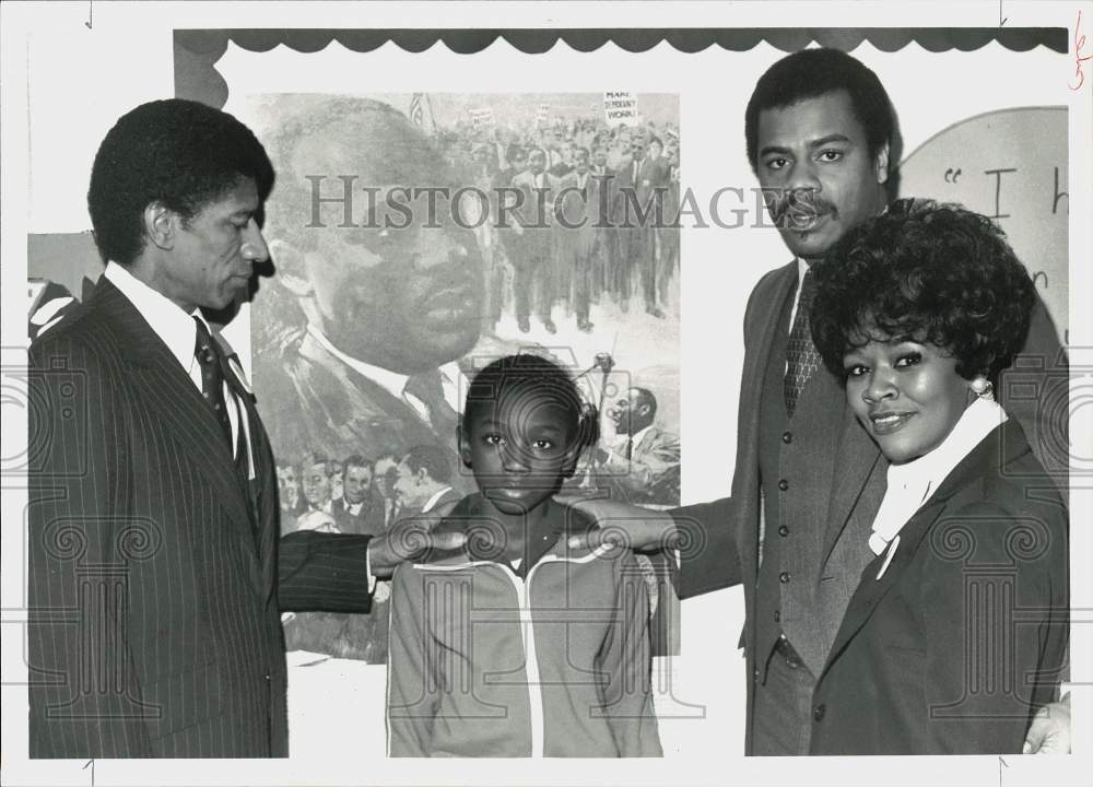 1981 Press Photo Tabatha McDonald with MLK Program Officials at Hamilton School- Historic Images