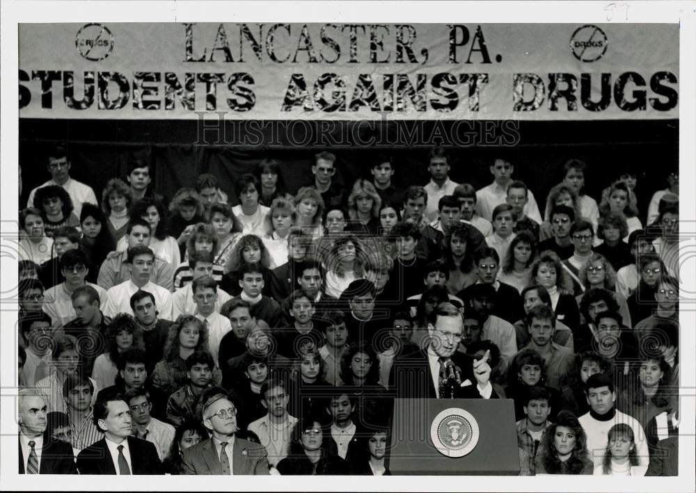 1989 Press Photo President George Bush at Conestoga Valley High School