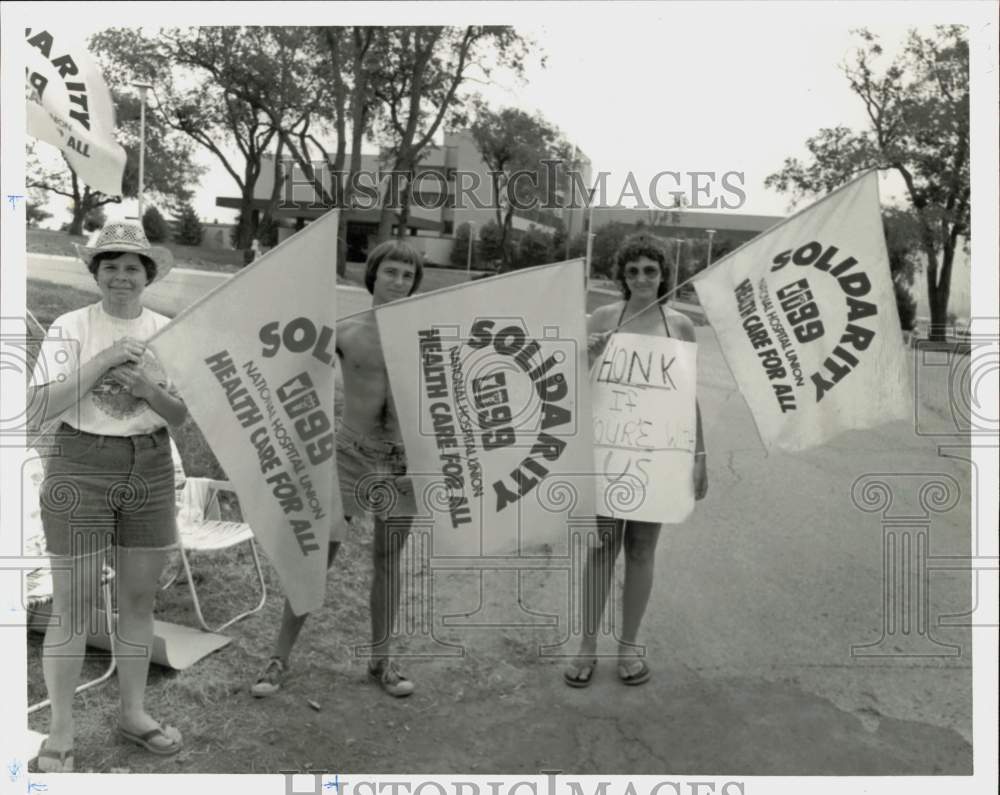 1982 Press Photo National Hospital Union Protesters with Solidarity Flags- Historic Images