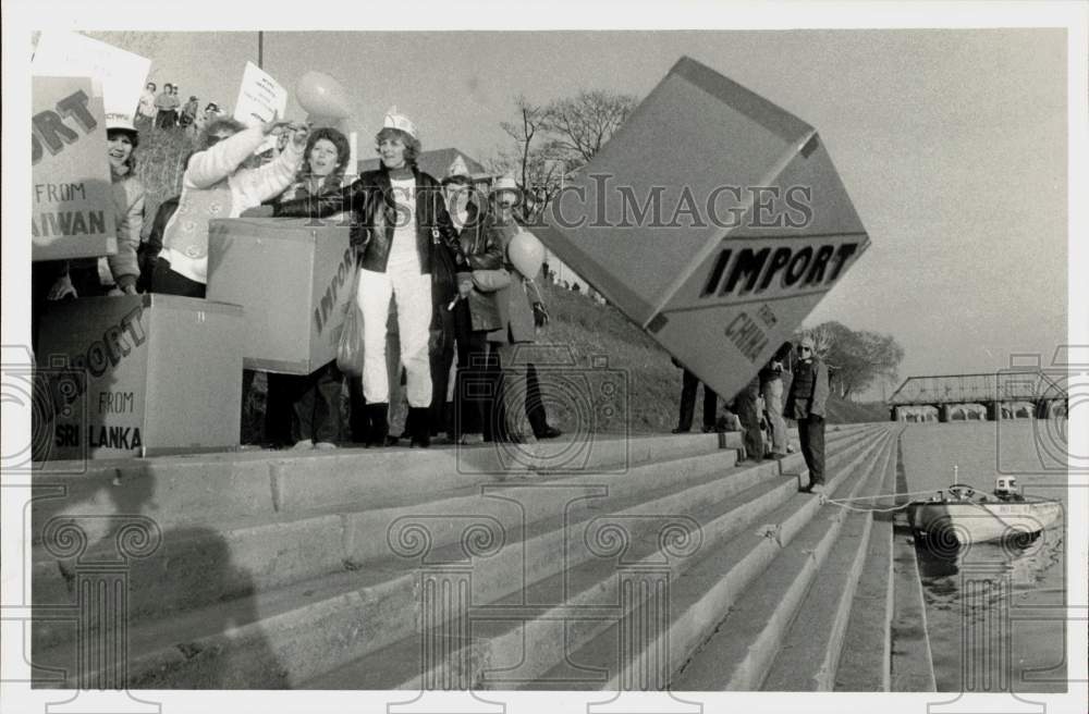 1985 Press Photo Demonstrators at Riverfront for Chinese Import Protest- Historic Images