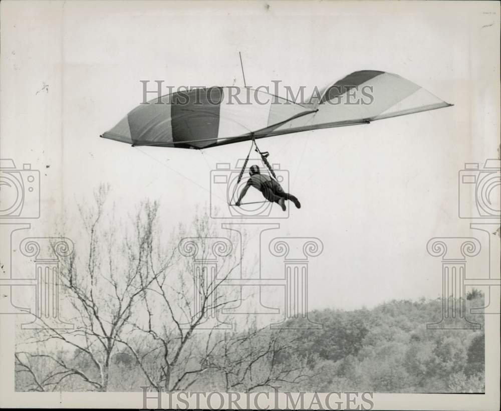 1976 Press Photo Hang Glider Greg Noll Flying Over York Country Club - pna26589
