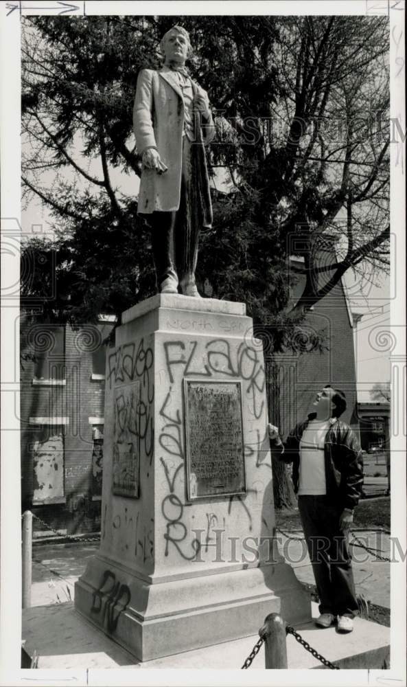 1990 Press Photo Jim Schmick with Vandalized Andrew Curtin Statue at Camp Curtin
