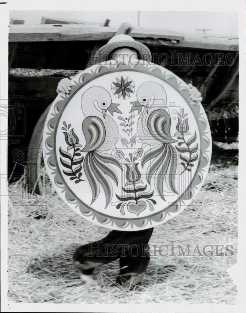 1989 Press Photo Pennsylvania Dutch Child with Hex Sign at Festival in Kutztown- Historic Images