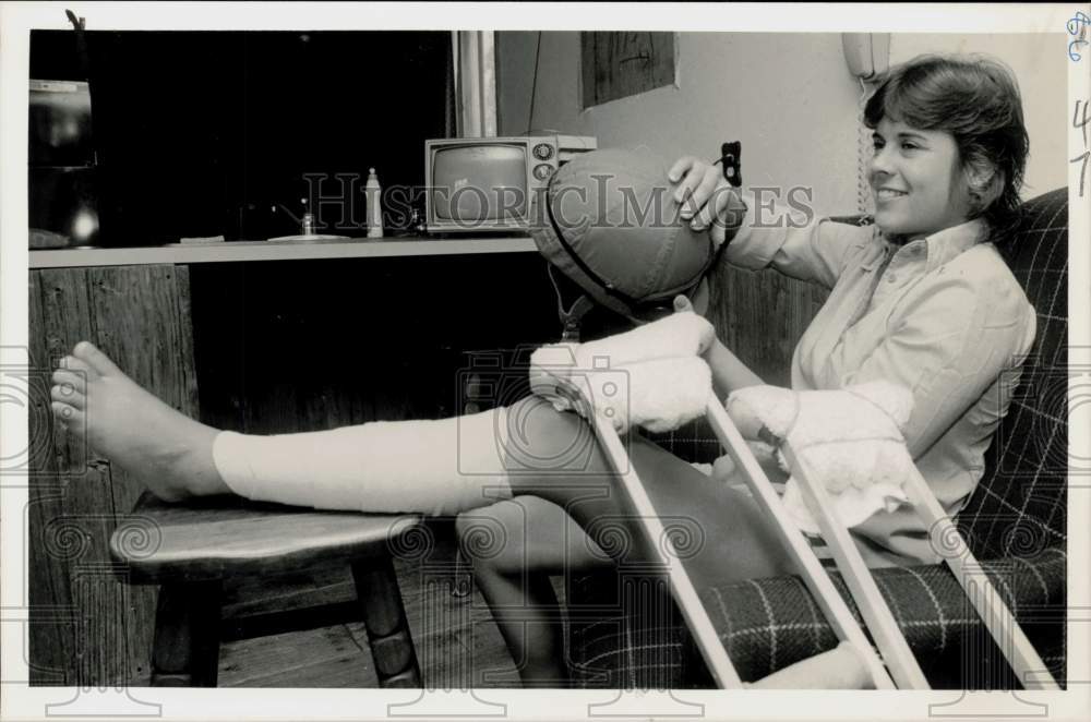 1987 Press Photo Jockey Liz Sacks with Her Helmet and Crutches - pna27548- Historic Images