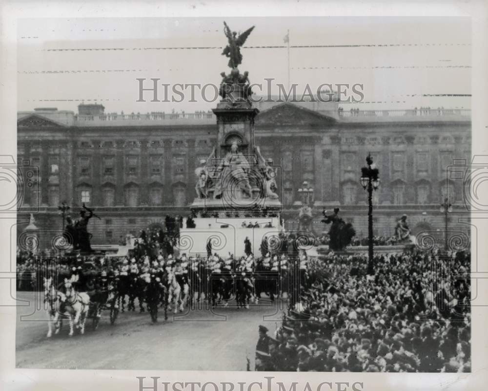 1947 Press Photo Princess Elizabeth&#39;s Wedding Procession at Buckingham Palace- Historic Images