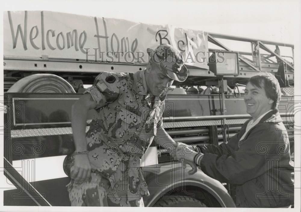 1991 Press Photo Iraq War Veteran Richard Werts III at Parade with Father- Historic Images