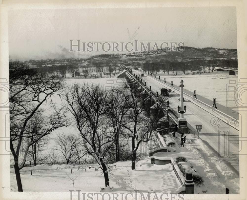 1930 Press Photo Snow on the Market Street Bridge Over River - pnx00549- Historic Images