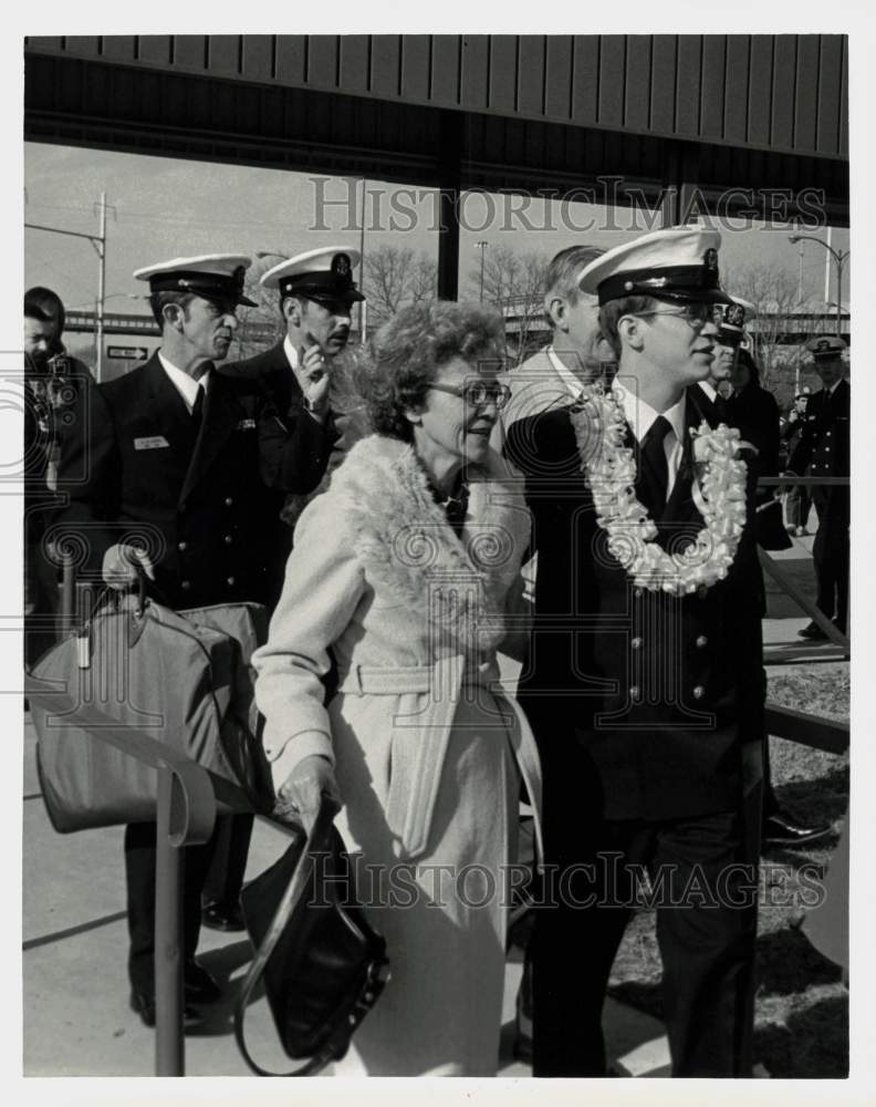 1981 Press Photo Mr. Gillette at Airport with Family and Military Officers- Historic Images