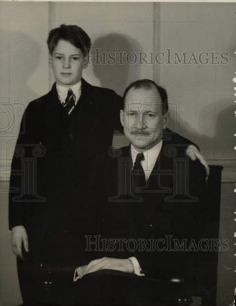 1934 Press Photo Henry M. Gross and Son Henry Jr. at North Front Street Home- Historic Images