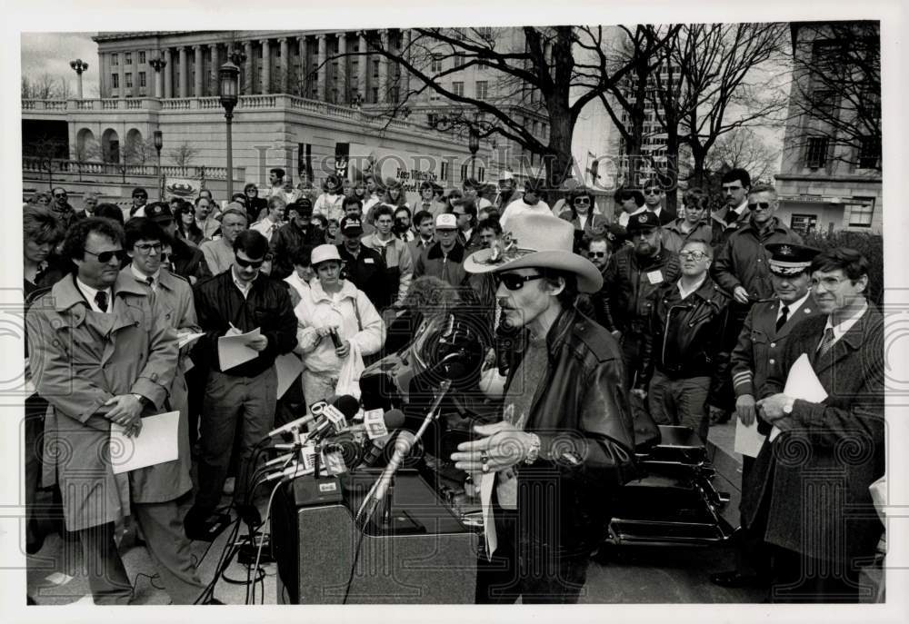 1990 Press Photo Race Car Driver Richard Petty Speaking at Safe Driving Campaign- Historic Images