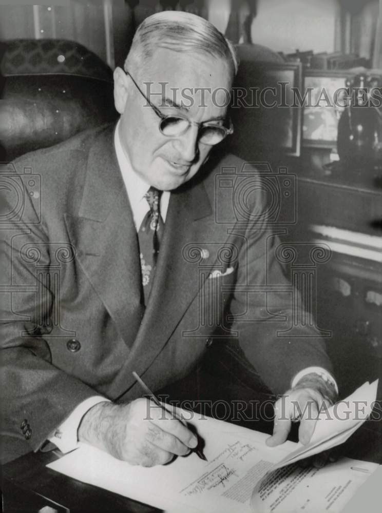 1951 Press Photo President Harry S. Truman Signing Papers - pnx01791- Historic Images