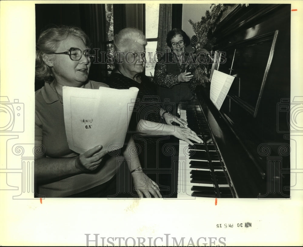 1984 Press Photo Elsa Robalin, Margaret Anderson, Blanche Mercado at piano- Historic Images