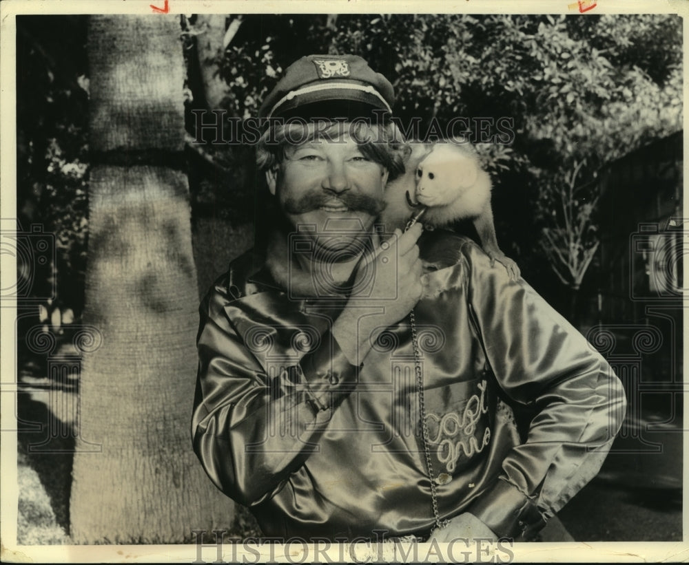 1974 Press Photo Children&#39;s television host Joe Alson &quot;Captain Gus&quot; with monkey- Historic Images