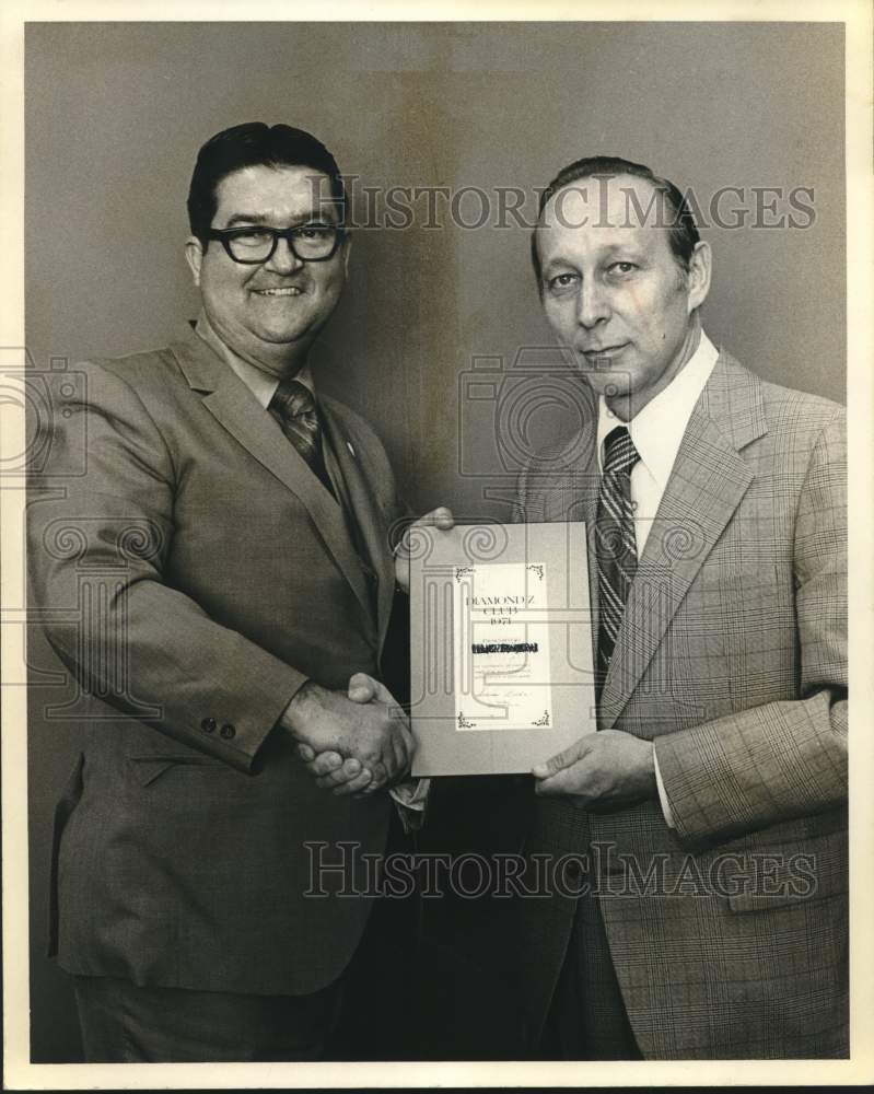 1971 Press Photo Zales Jewelers manager Hugh Barrow - saa01554