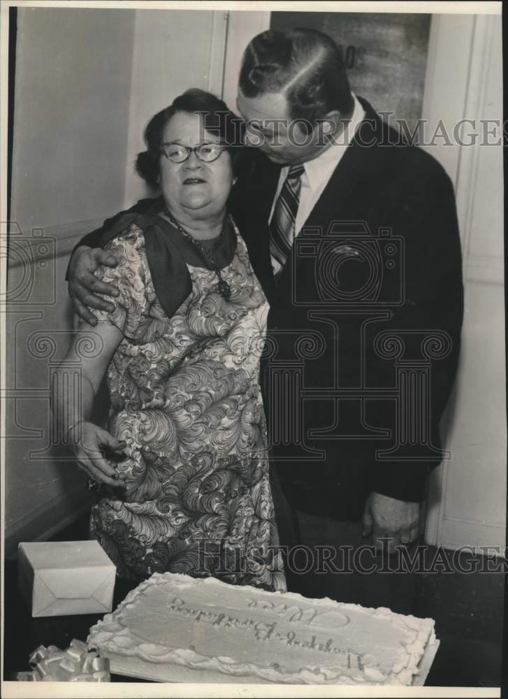 1978 Press Photo Alice Bonnet, and other, with her Birthday cake - saa01748