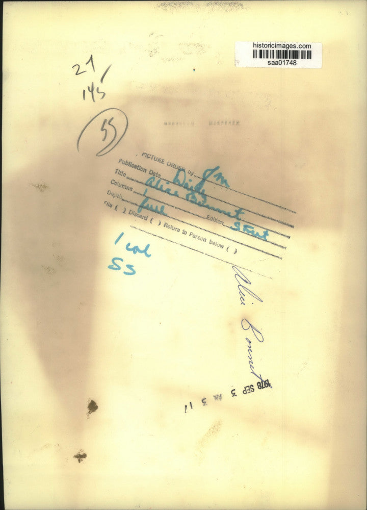 1978 Press Photo Alice Bonnet, and other, with her Birthday cake - saa01748