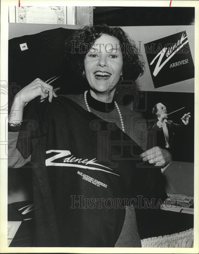 1988 Press Photo Barbara Benavides, with Zdenek Macal shirt at symphony, Texas- Historic Images