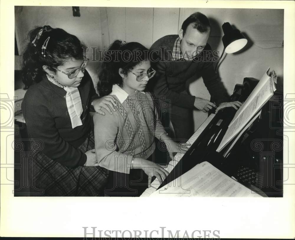 1985 Press Photo Robert Avalon, Piano Teacher with Students - saa02546- Historic Images