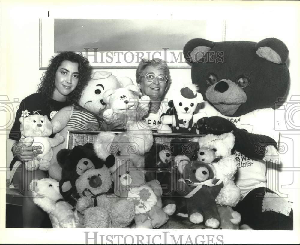 1990 Press Photo Gena Ulrich, Bonnie Blayney with "Oliver" of Bexar County Group- Historic Images