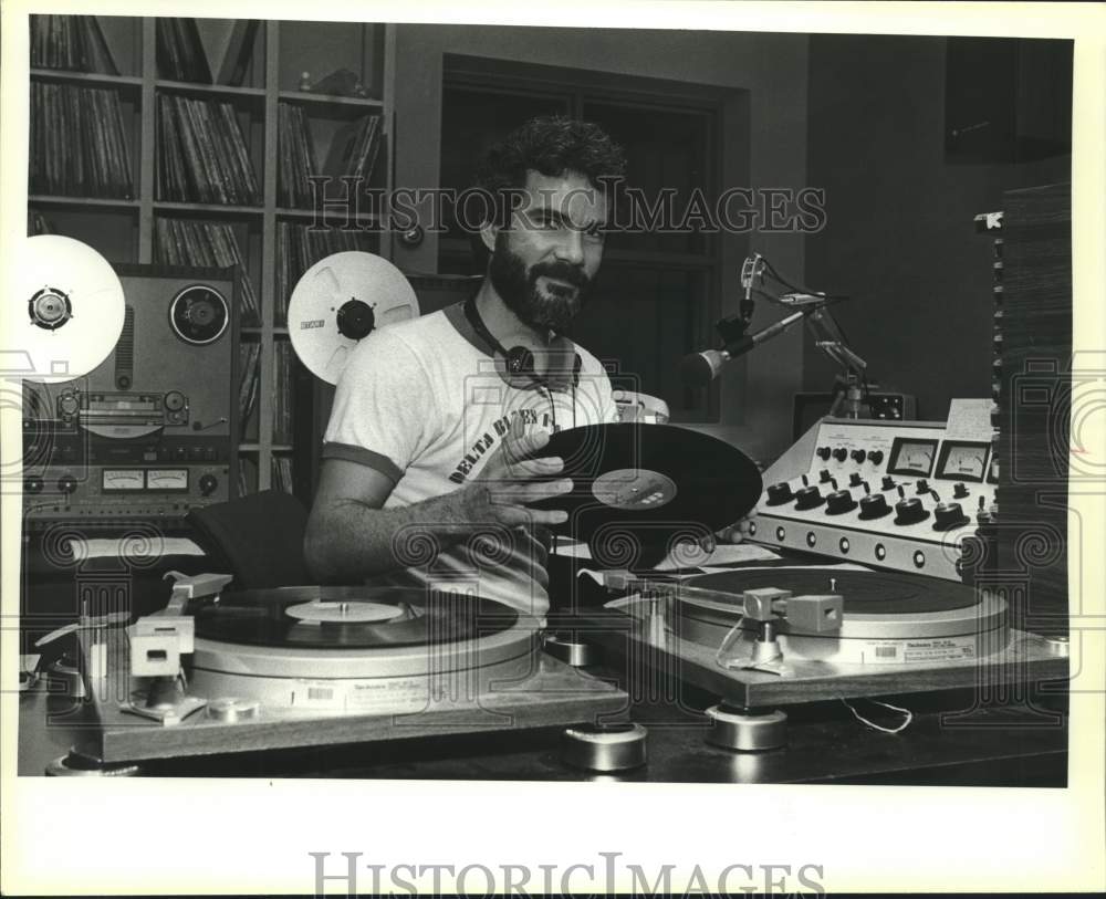 1985 Press Photo John Branch, playing a Ben King record at radio station, Texas- Historic Images