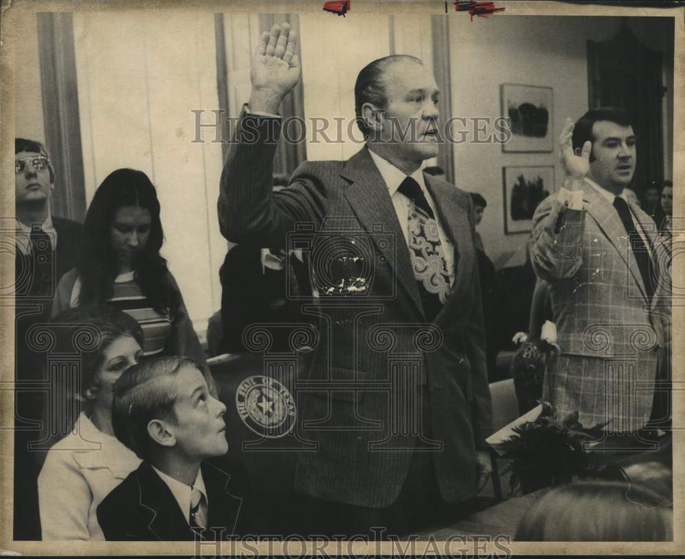 1975 Press Photo Representative Al Brown Takes Oath with Family - saa03824