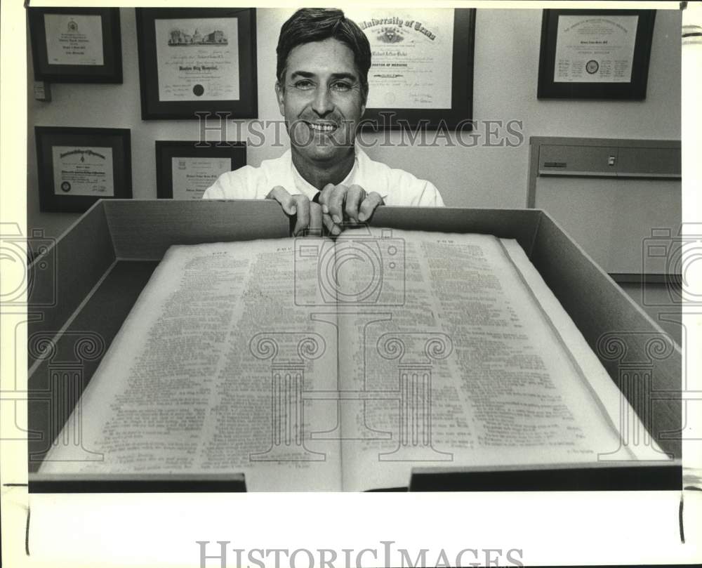 1988 Press Photo Richard Becker with 1st dictionary of English circa 1755, Texas- Historic Images