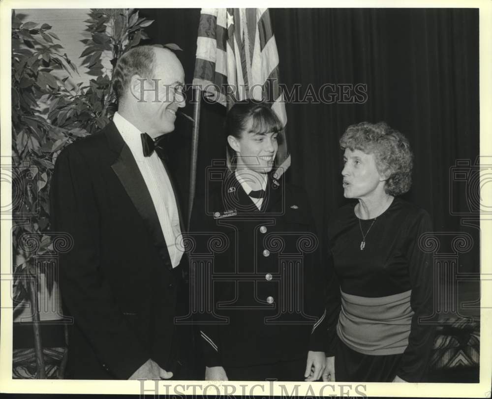 1989 Press Photo Gary Baldwin and Family at Randolph Air Force Base Officer Club- Historic Images