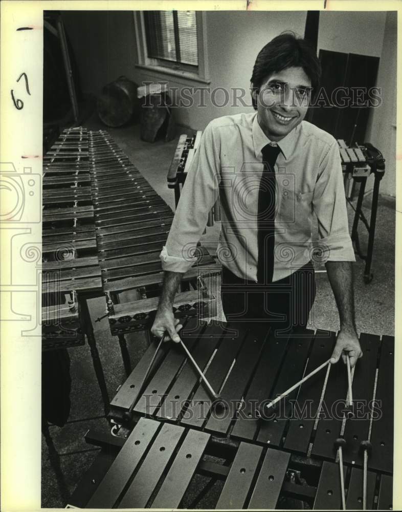 1985 Press Photo George Cisneros, Artist in Residence, plays a xylophone, Texas- Historic Images