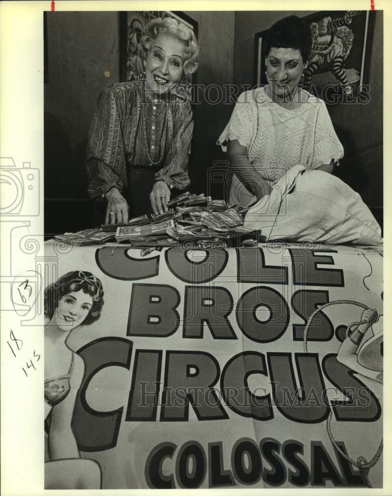 1984 Press Photo Ladies with bag of money on Cole Brothers Circus banner, Texas- Historic Images