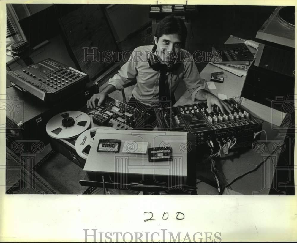 1985 Press Photo Recording Artist George Cisneros at Residence - saa06669- Historic Images