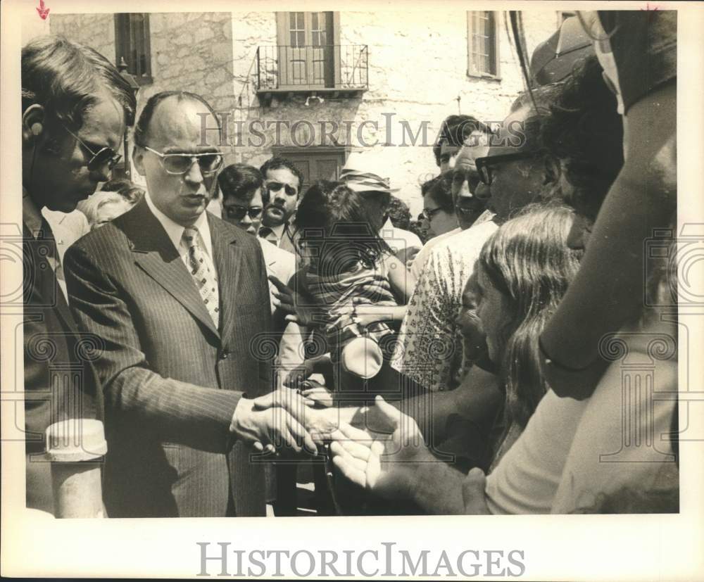 Press Photo President of Mexico Luis Echeverria shakes hands of Spectators