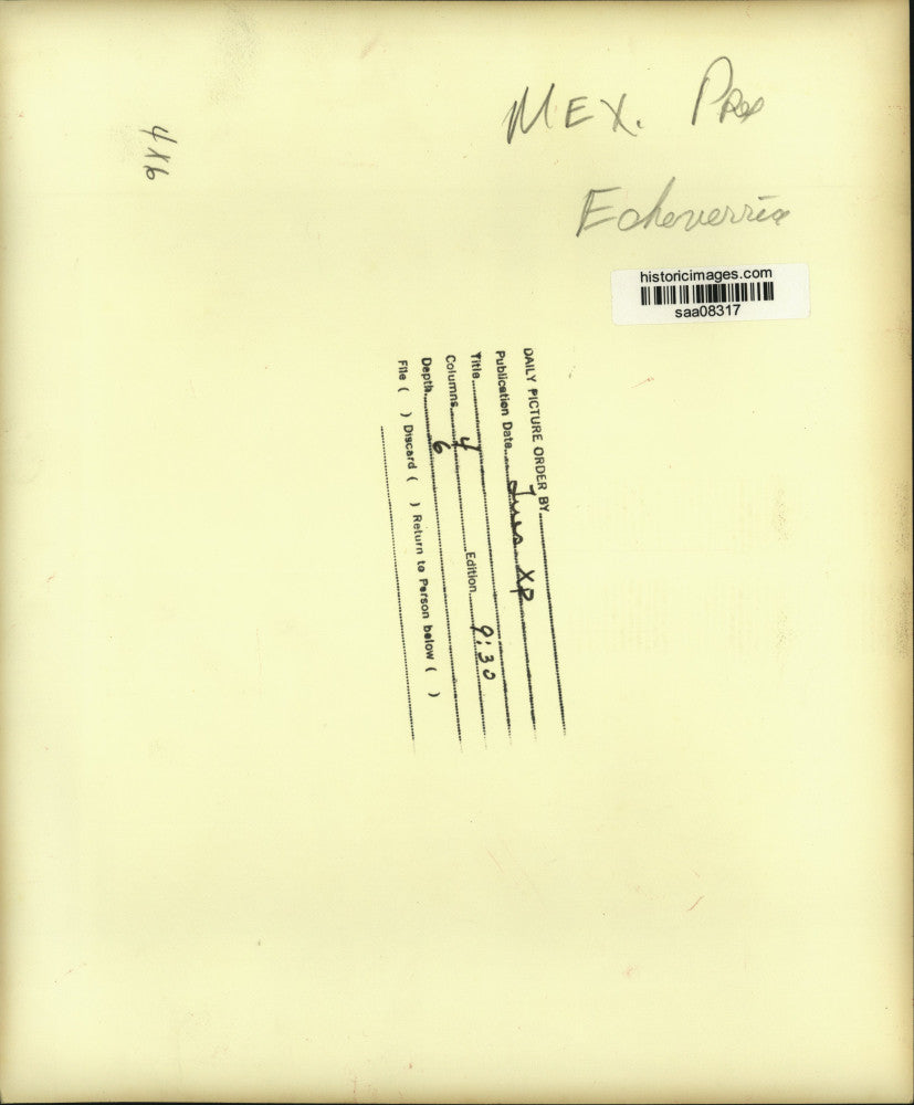 Press Photo President of Mexico Luis Echeverria shakes hands of Spectators