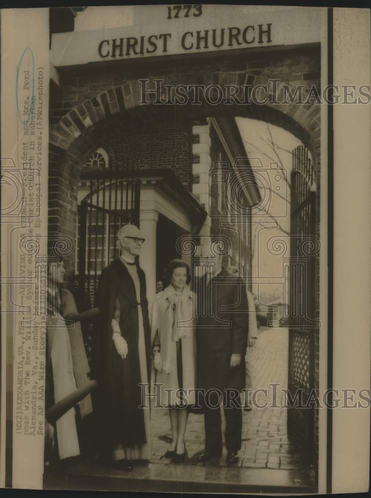1975 Press Photo President and Mrs. Ford pose with the Reverend William Sydnor