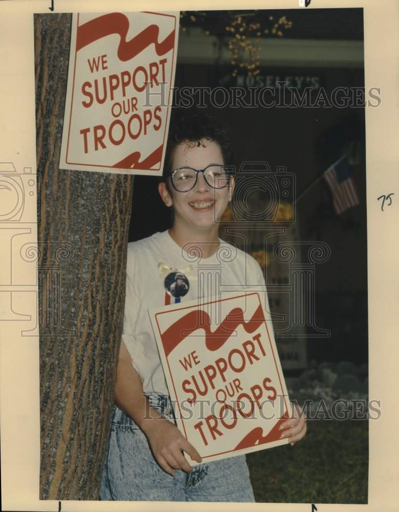 1990 Press Photo Lisa Mosely at Home Yard with Support Our Troops Signs- Historic Images