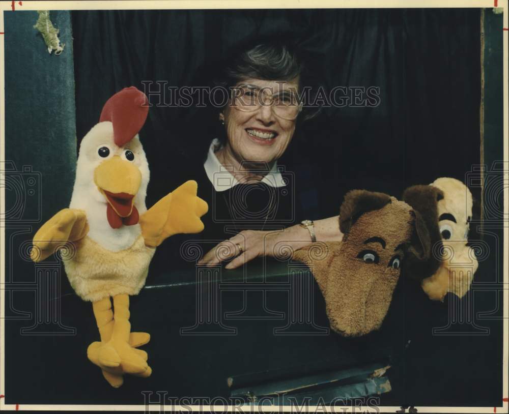 1993 Press Photo Puppeteer Alita Cooper with Puppets at Theater - saa09453- Historic Images