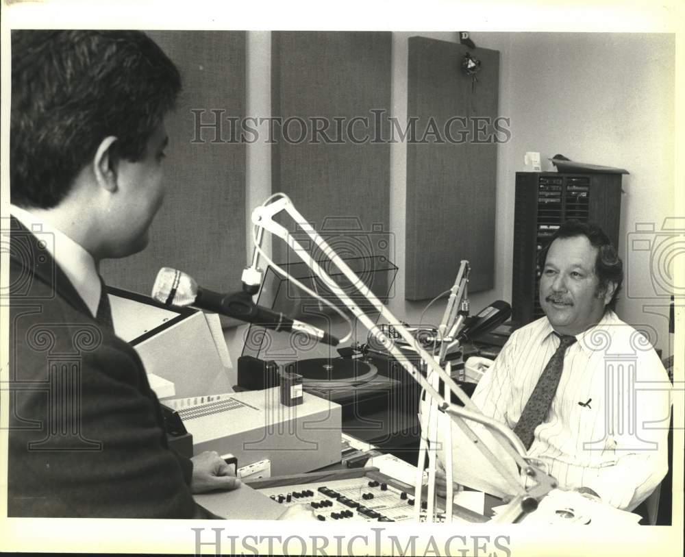 1991 Press Photo Doctor David Espino with Broadcaster Fronk Cortez at Interview- Historic Images