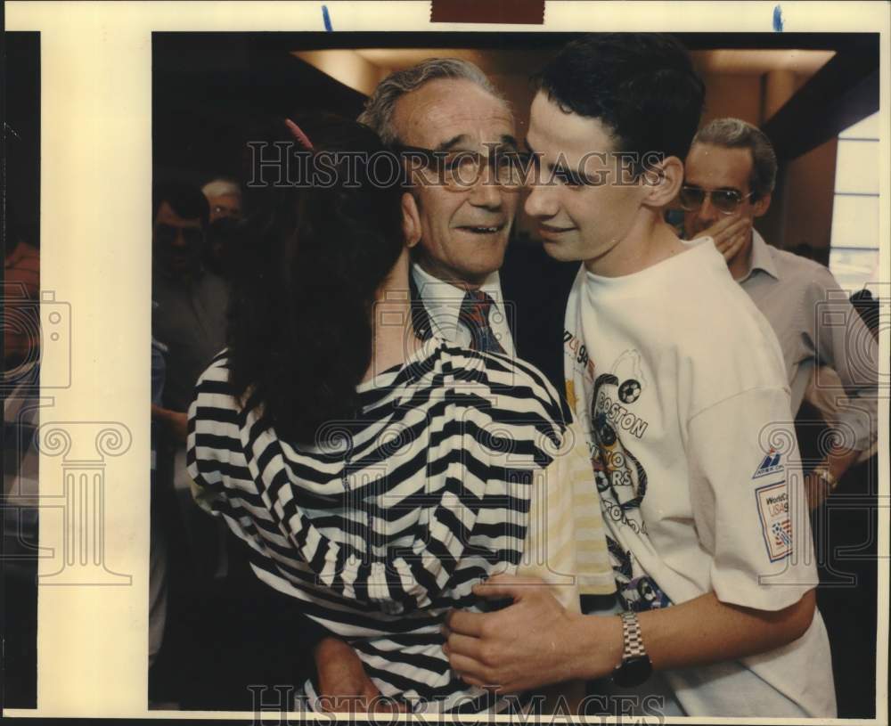 1993 Press Photo Edwin Newell meeting grandchildren for the first time, Texas- Historic Images