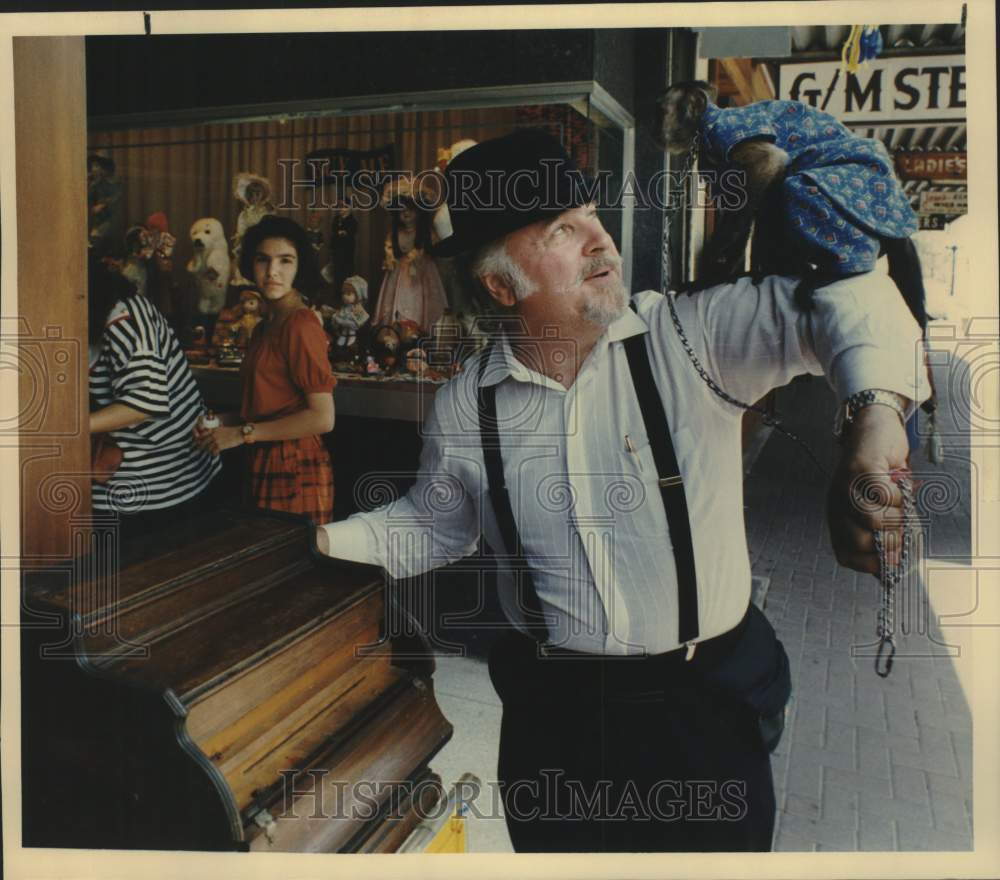 1990 Press Photo Jerry Eppel and his 3 year old Capuchin monkey, Mini show off- Historic Images